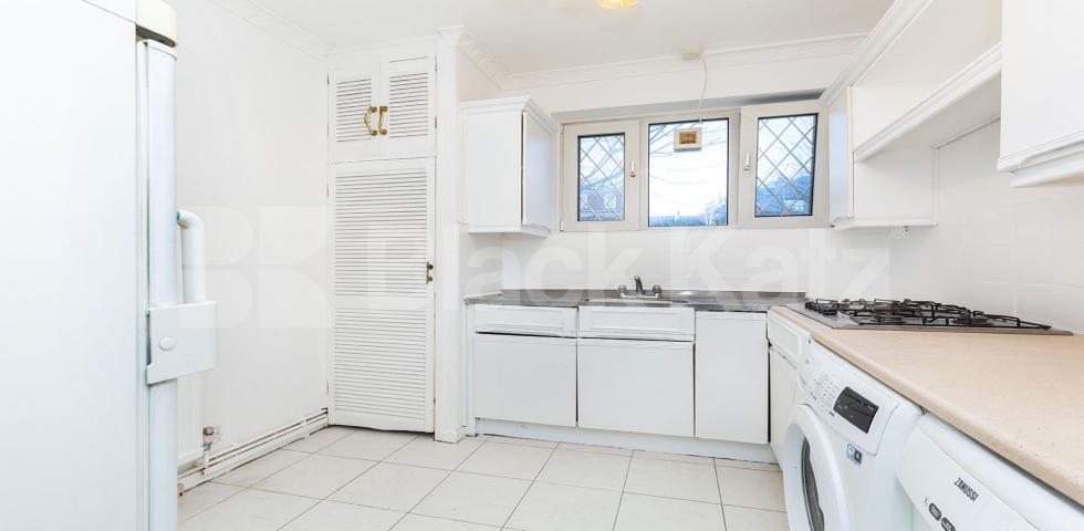 			PICTURES TO FOLLOW!, 3 Bedroom, 1 bath, 1 reception Flat			 Lindley Street, WHITECHAPEL E1